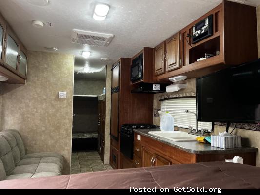 2012 JAY FEATHER (RV) a 27 ft travel trailer JAYCO 4500lb