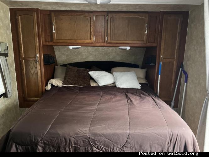 2012 JAY FEATHER (RV) a 27 ft travel trailer JAYCO 4500lb