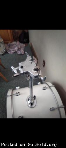 Universal hardware holder for drumset