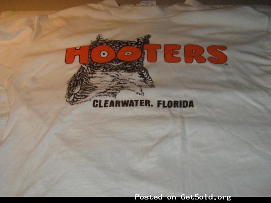 Hooters Long Sleeve Tee &ndash; Size Medium - Clearwater, Florida