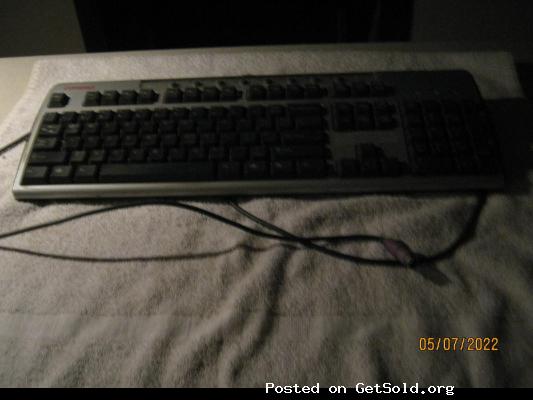 COMPAQ KEYBOARD &ndash; THE KEYBOARD CONNECTOR IS ROUND WITH A KEYED, 6 PIN CONNECTOR